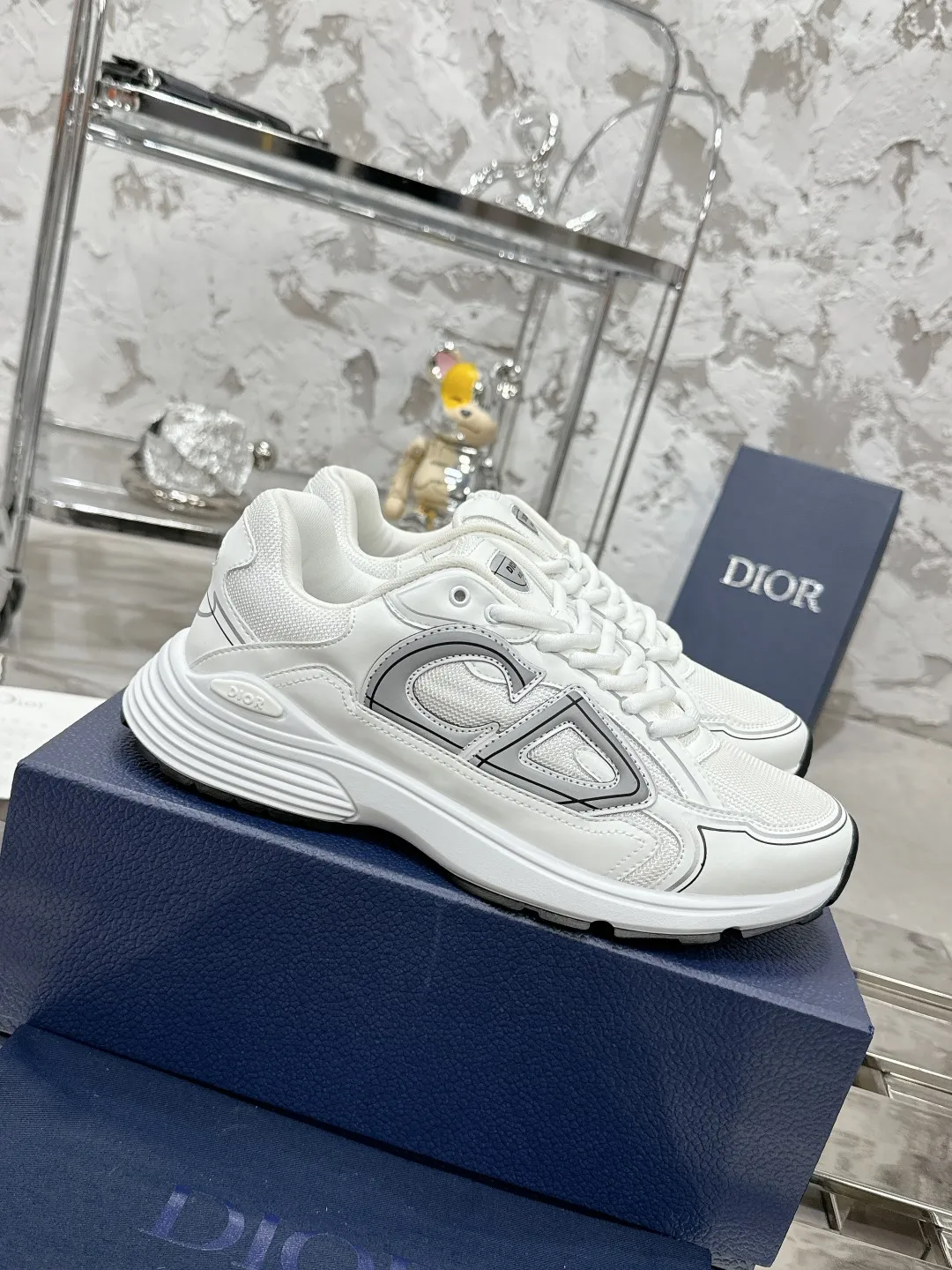 Men's men's shoes 💰600❤️❤️❤️High version Dior Dior's latest color matching B30 series reflective dad sneakers original 17380💰 purchased for development and production Brand new B30 sneakers Dad Shoes style shoes that follow the trend of the retro market The Dior logo on the tongue also indicates that this pair of shoes is the B30 model! B30 uses fine-textured leather and mesh cloth materials to form a shoe body. There are conspicuous letters CD on both sides of the shoe body to indicate identity. Many lines on the shoe body outline details to make the shoes look less monotonous and full of retro flavor. The delivery counter is exquisitely packaged🛍📦 ▪️Fabric: Original customized technical fabric + mesh ▪️Inner lining: Customized breathable lining ▪️Outsole: Original molded IP foam + TPU outsole ▪️Sole thickness: 3.5CM ▪️Size: Women’s size 35-40 / Men’s size 39-46